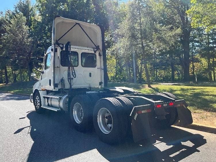 2021 Freightliner Cascadia image 11
