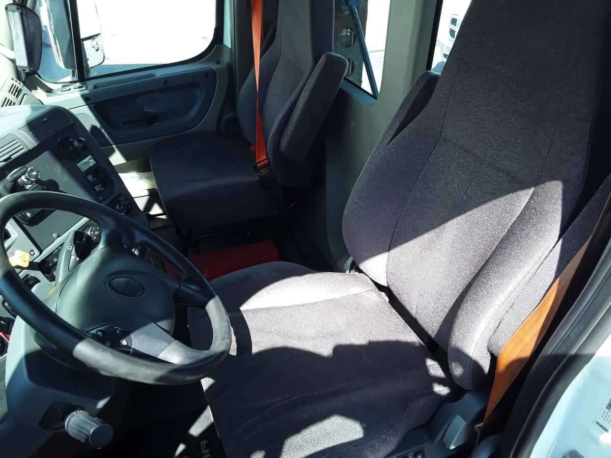 Used 2019 FREIGHTLINER Conventional - Day Cab - CASCADIA 125 image 9