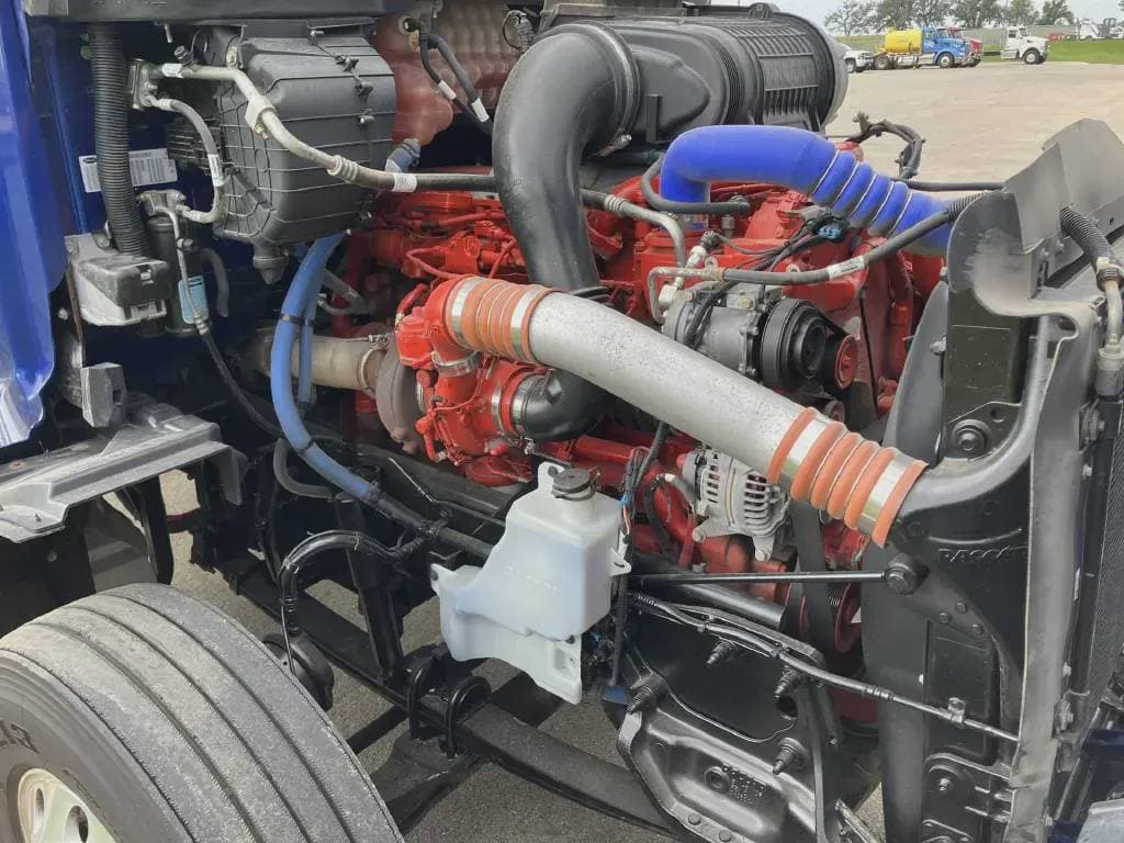 2022 Peterbilt 579 image 4