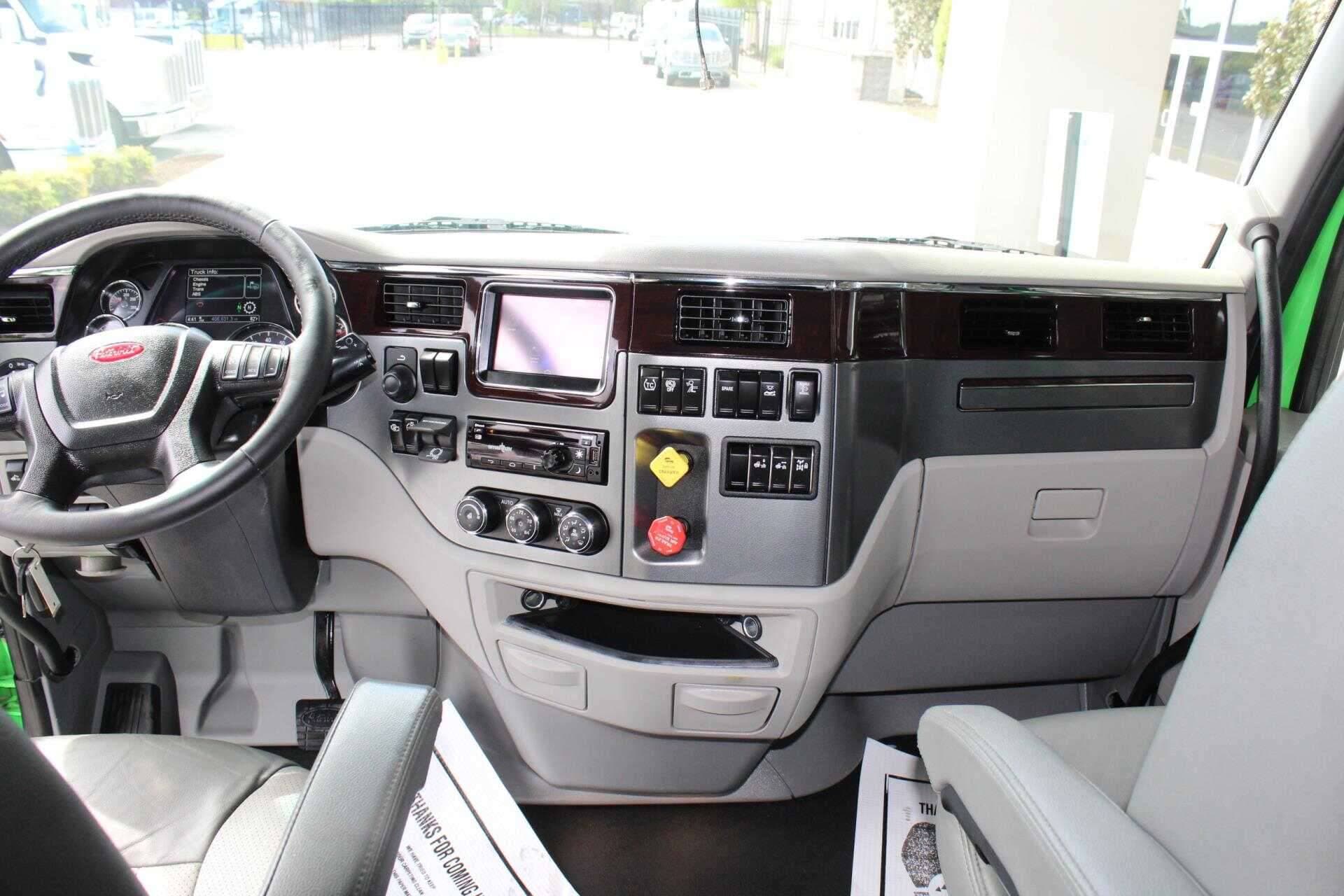 2021 Peterbilt 567 image 10