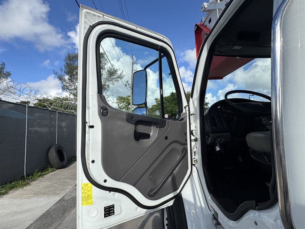 2015 Freightliner M2-112 image 59
