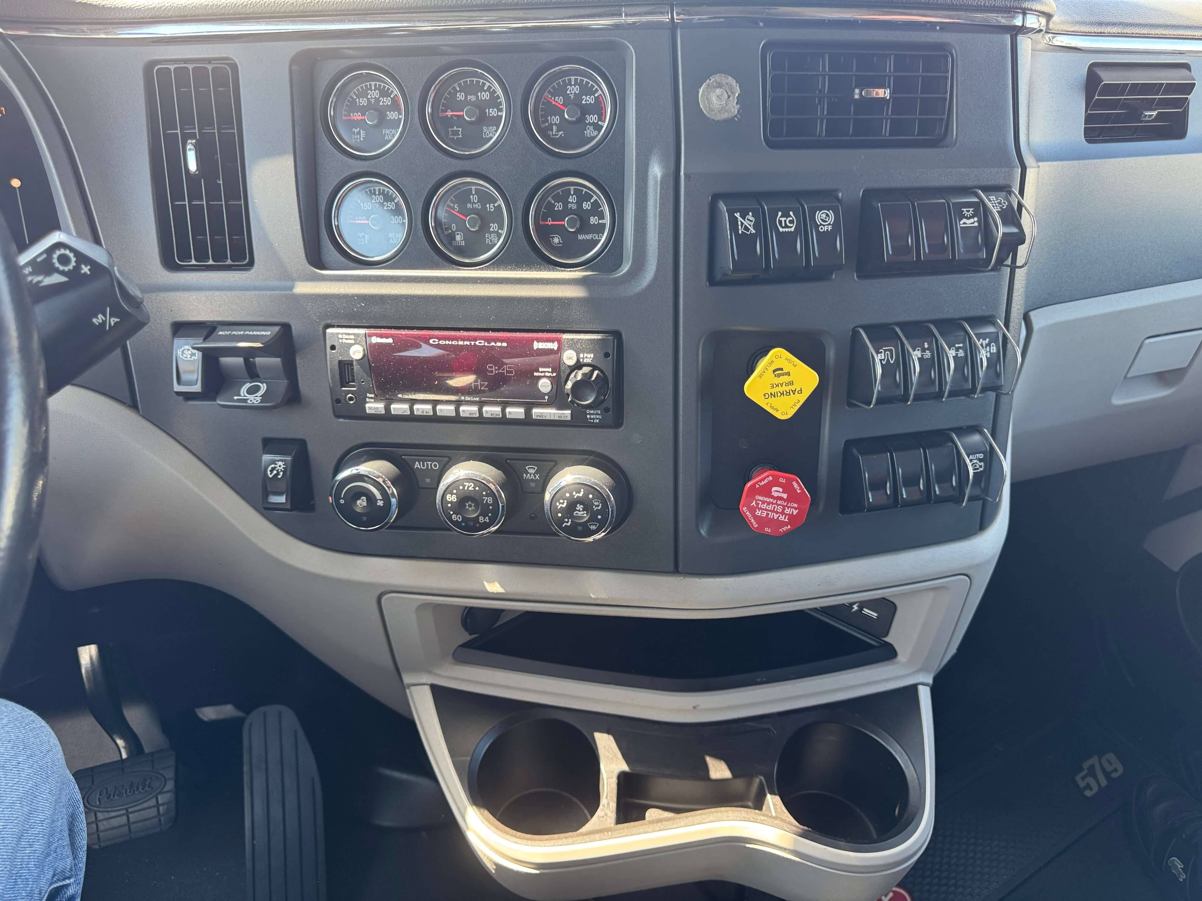 2023 Peterbilt 579 image 15