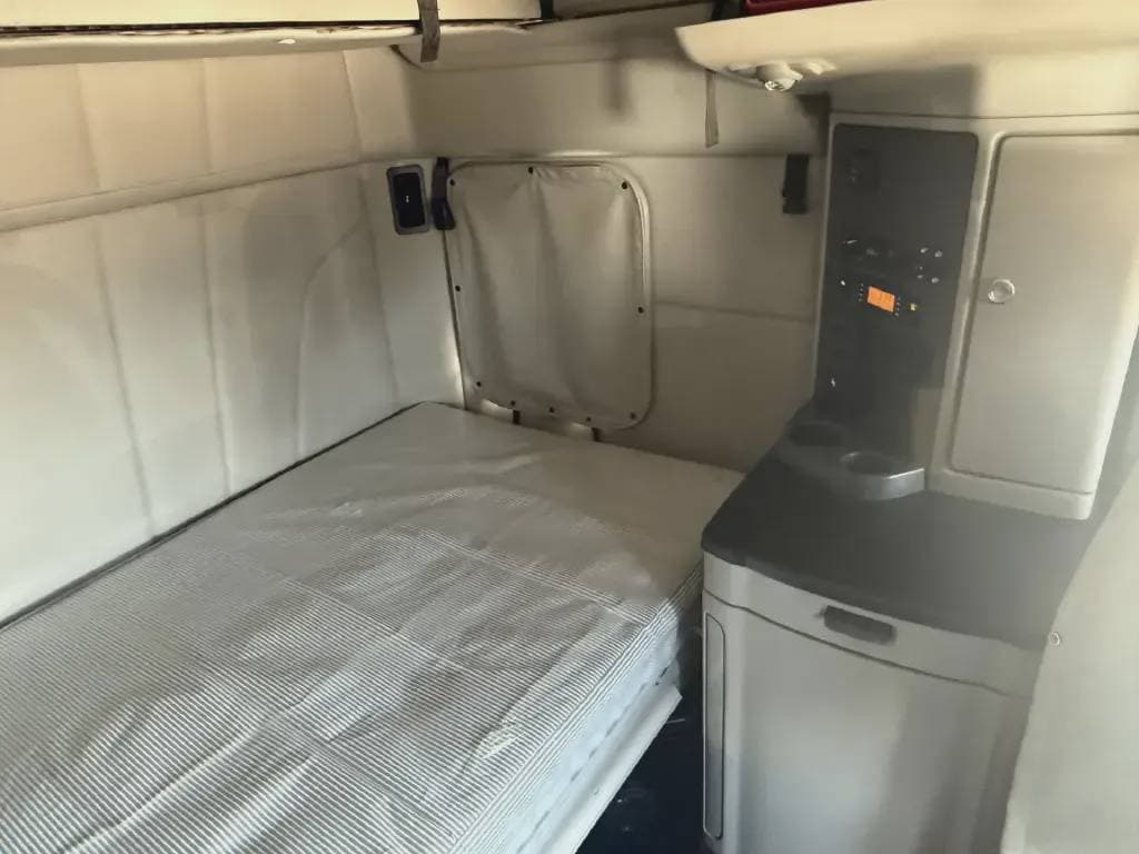 2022 Peterbilt 579 image 5