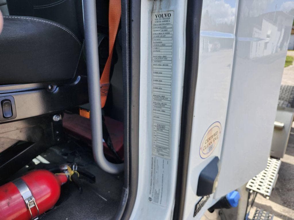 2020 Volvo VNR image 15