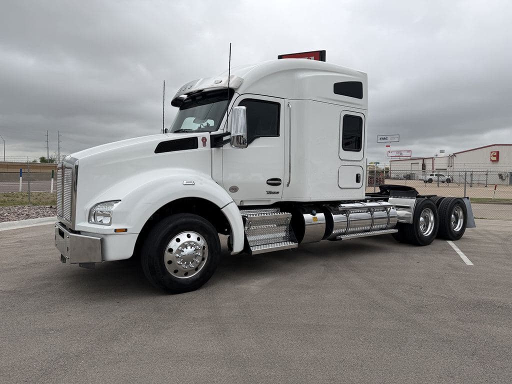 Used 2024 KENWORTH T880 image 2