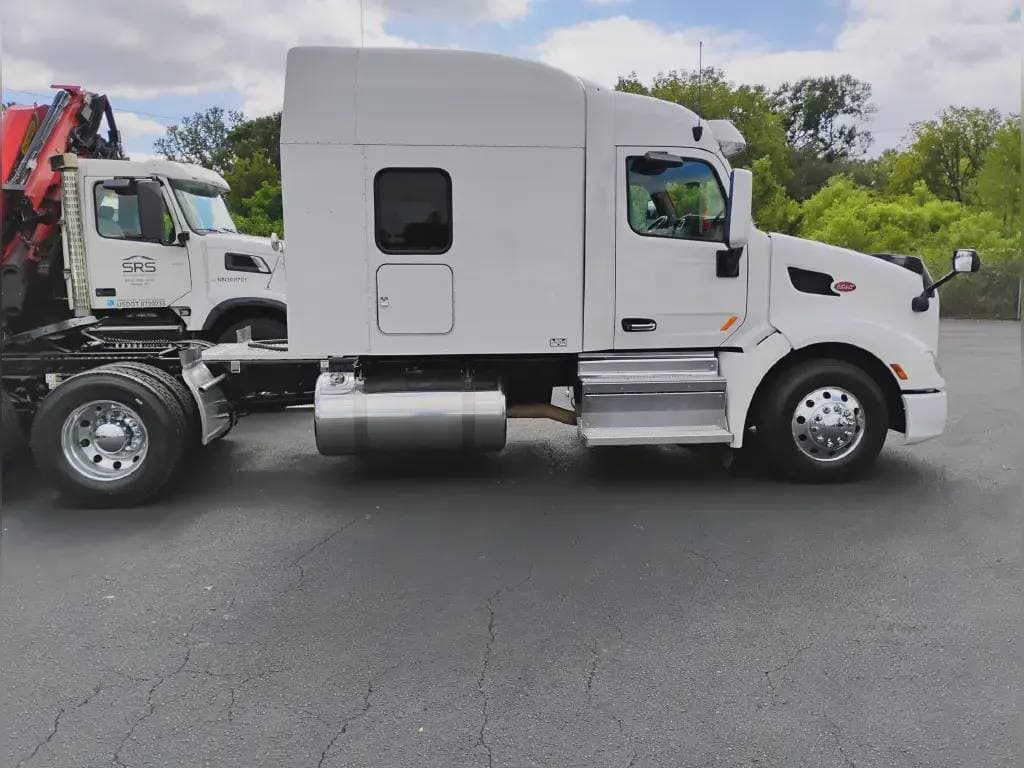 2022 Peterbilt 579 image 4