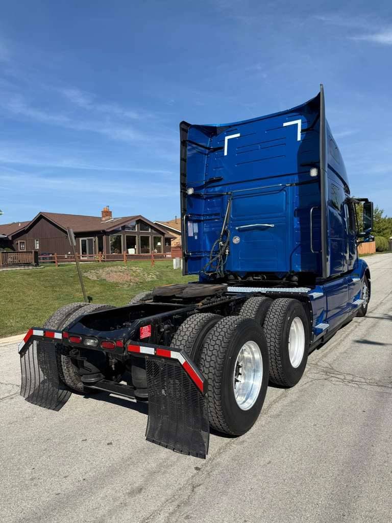 2021 Volvo VNL image 3