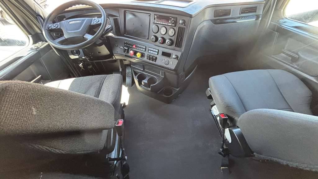 Used 2024 FREIGHTLINER PT126064ST image 3
