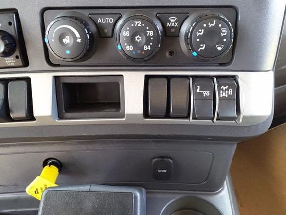 2025 Kenworth T880 image 24