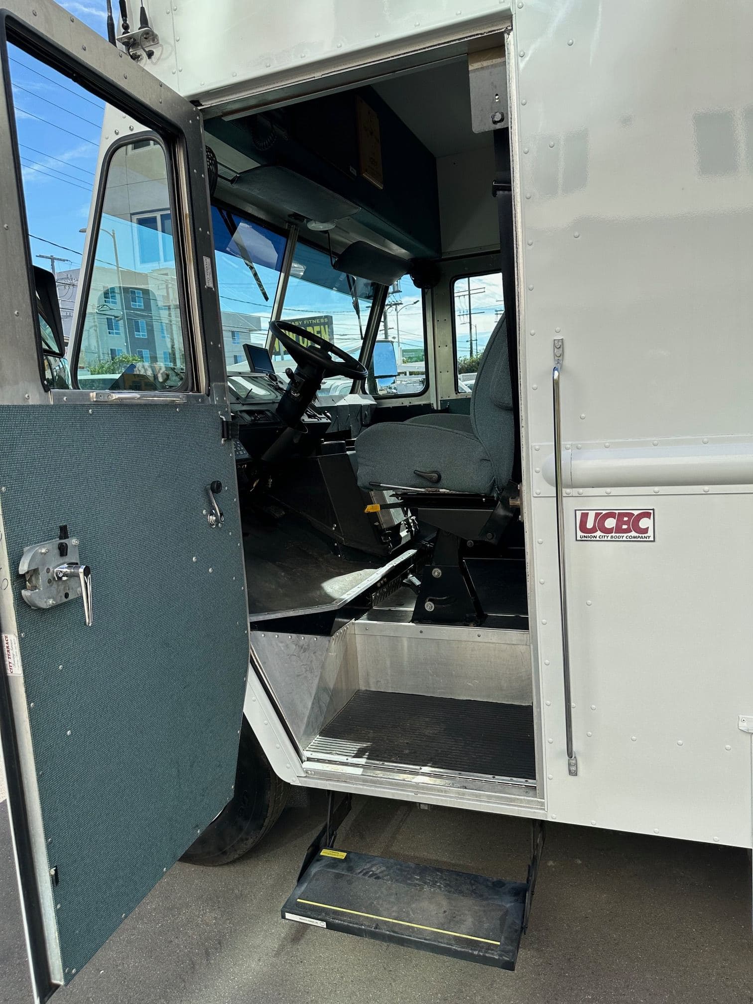 2002 WORKHORSE Step Van with Handicap Lift image 50