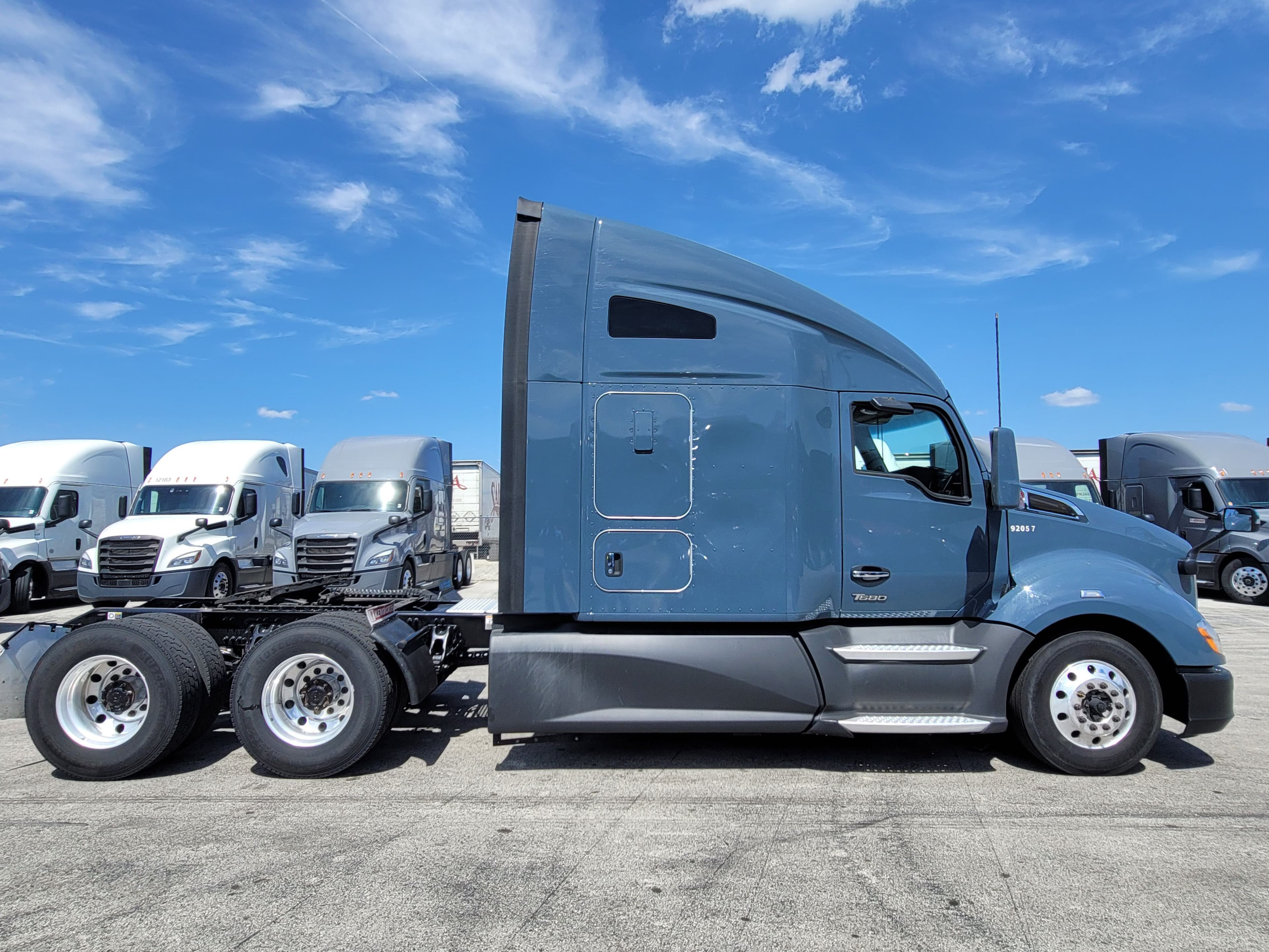 2022 Kenworth T680 image 4