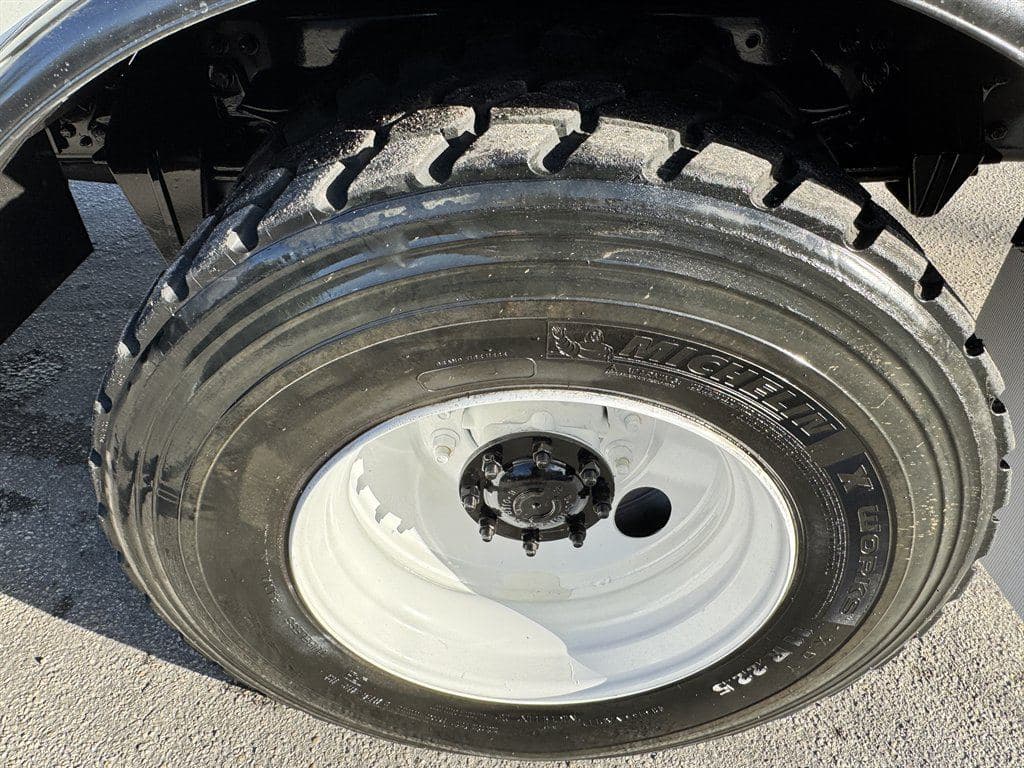 2015 Freightliner M2 106 image 33