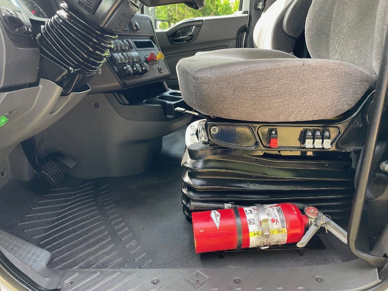 2019 International LT625 image 15