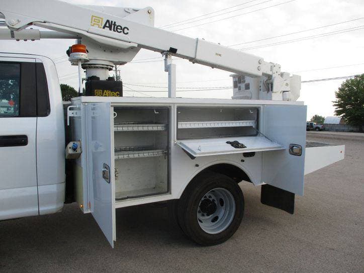 2017 Ford F550 BUCKET TRUCK 4X4 image 19