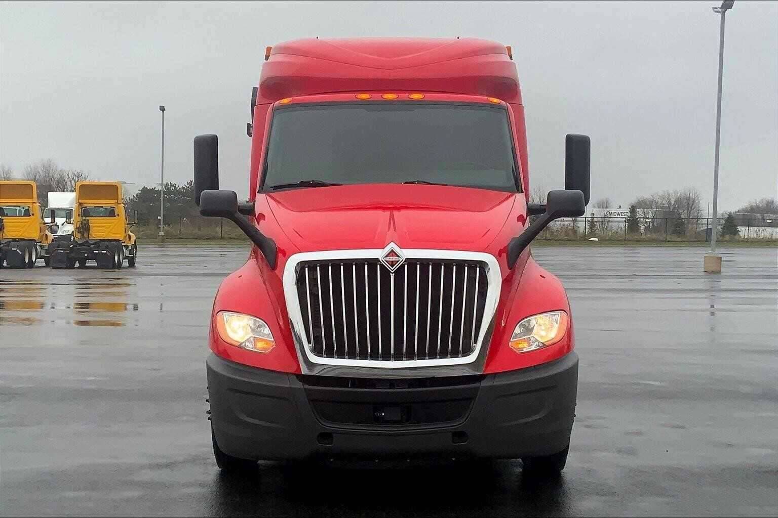 2021 International LT625 image 3