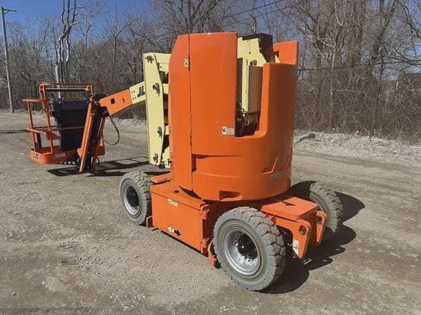 2016 JLG E300AJ image 2