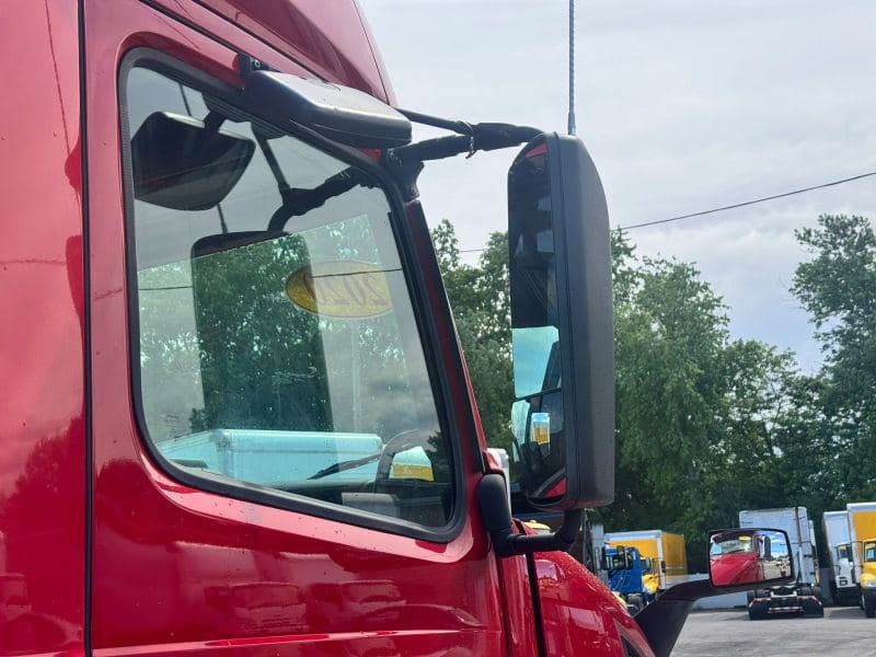 2020 Volvo VNL image 13