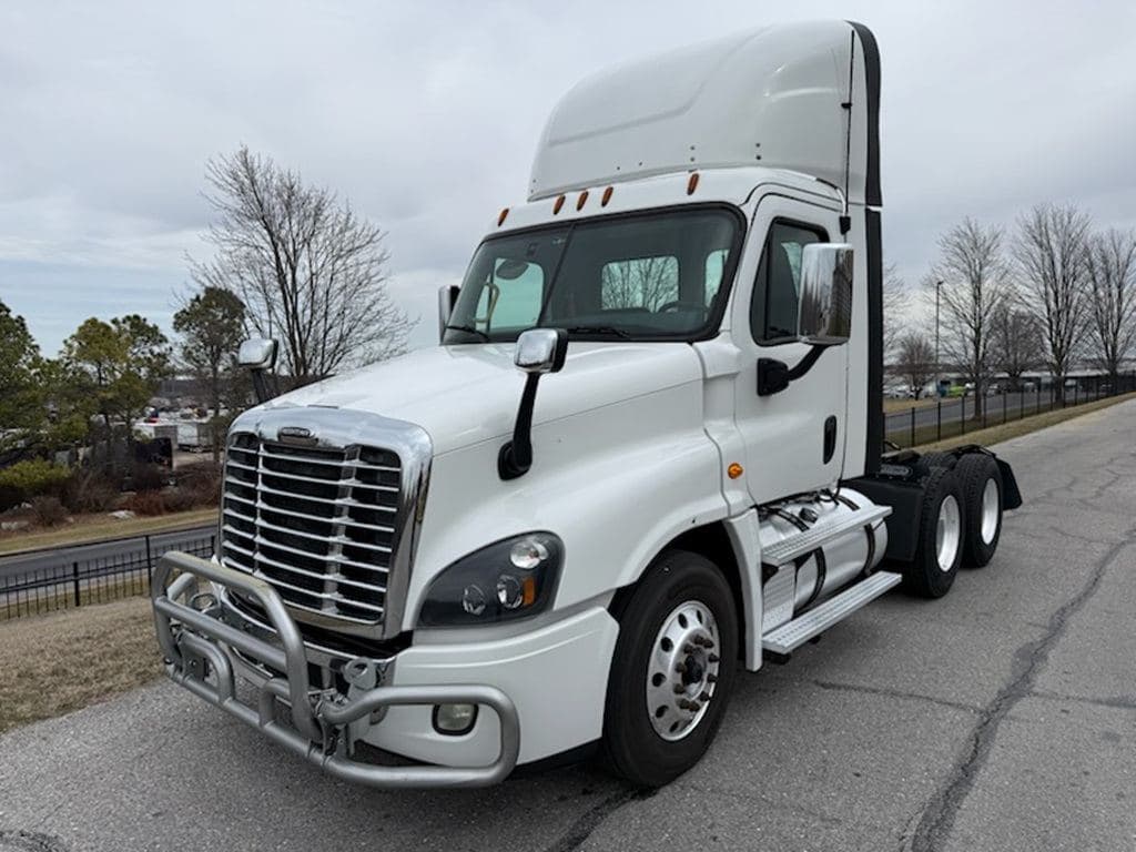 Used 2019 FREIGHTLINER CA12564DC image 8
