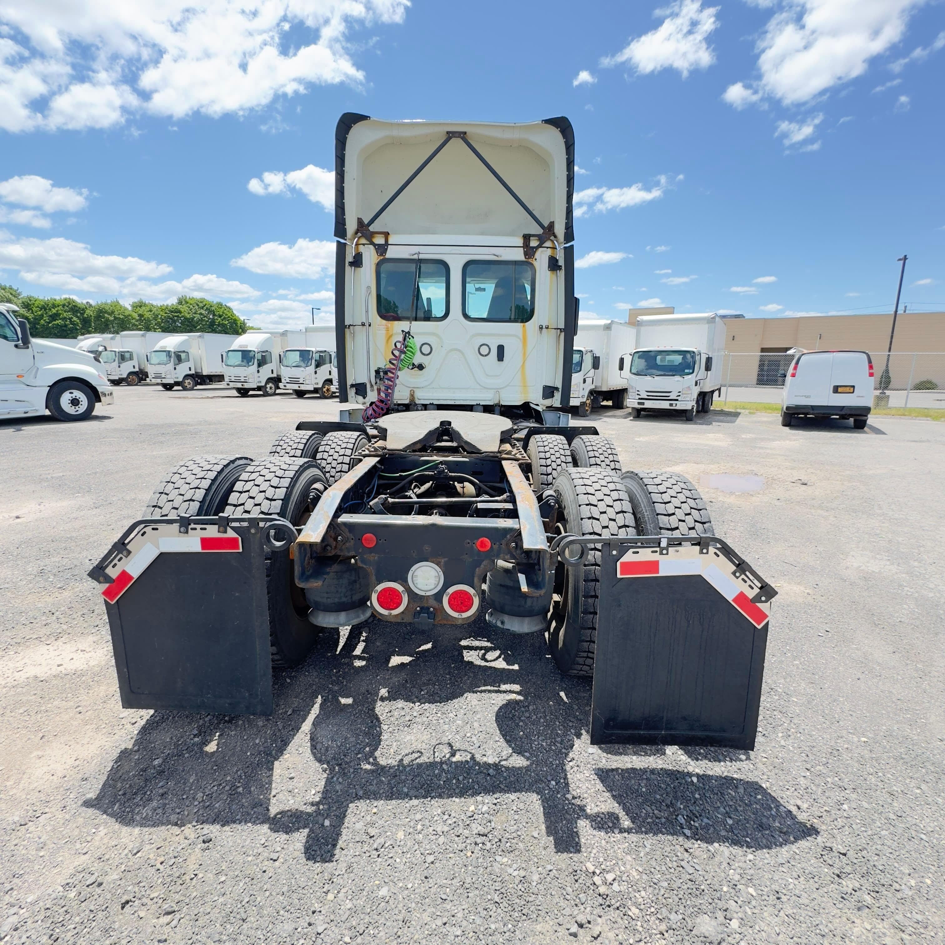 Used 2019 FREIGHTLINER Conventional - Day Cab - CASCADIA 125 image 4
