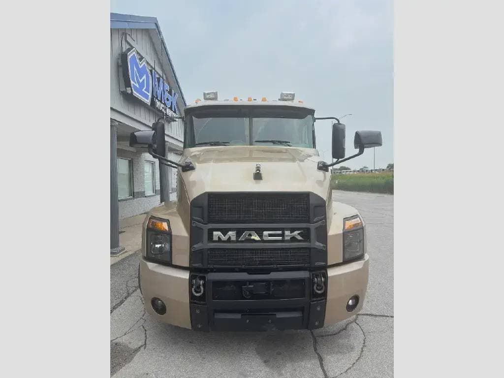 Used 2020 MACK Conventional - Sleeper Truck image 2
