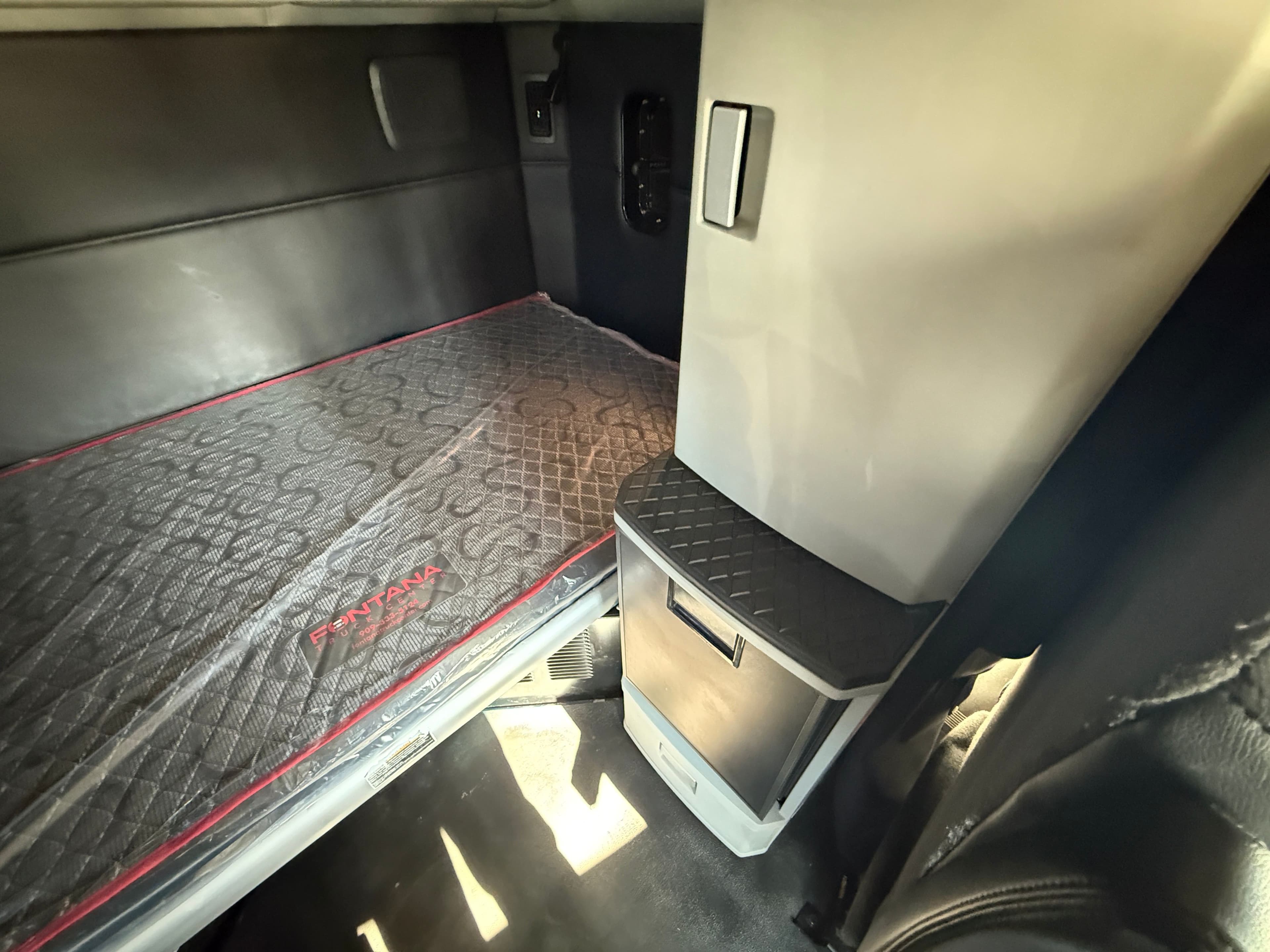 2022 Kenworth T680 image 9