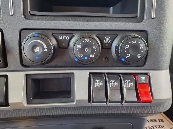 2025 Kenworth T880 image 23