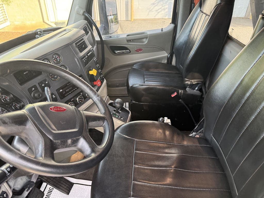 Used 2018 PETERBILT 567 image 1