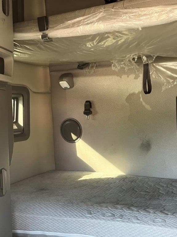 2023 Volvo VNL64T760 image 7