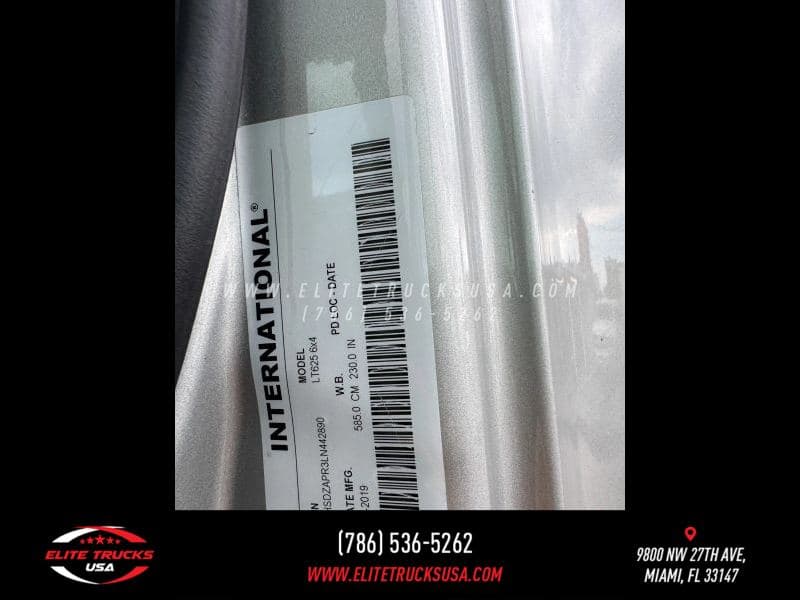 2020 International LT image 30