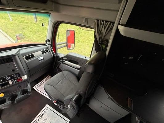 2022 Kenworth T680 image 16