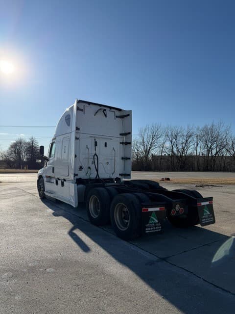2021 Freightliner Cascadia image 3