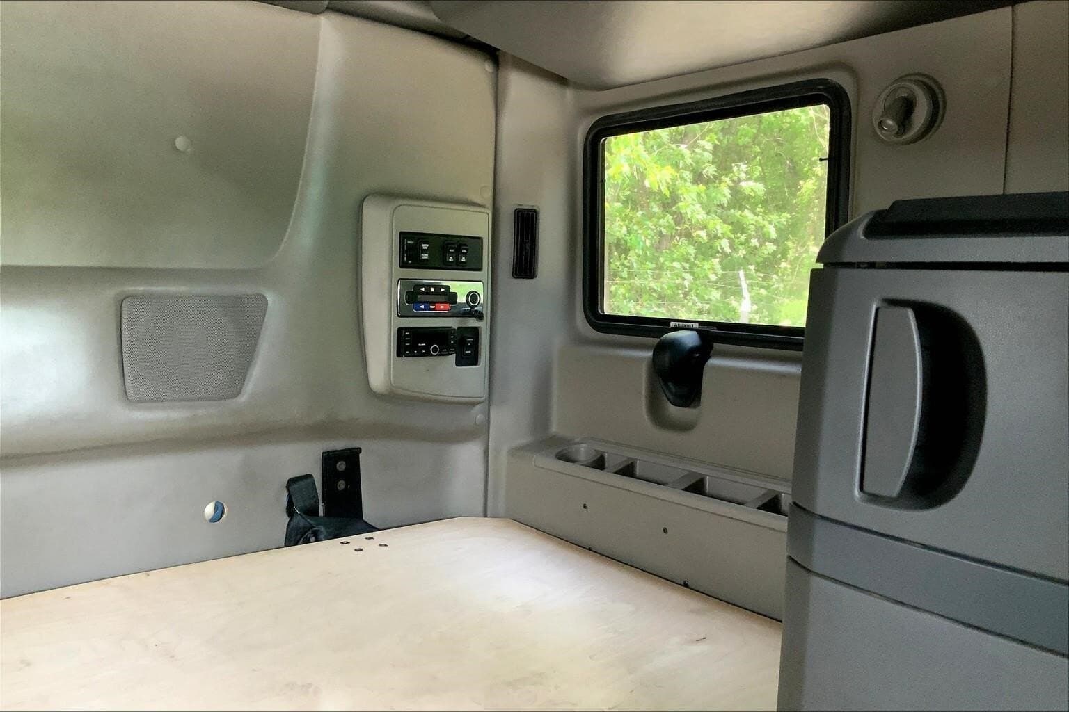 2022 International LT625 Sleeper Semi Truck - 73" Raised Roof Sleeper, A26 450HP, 12 Speed image 8