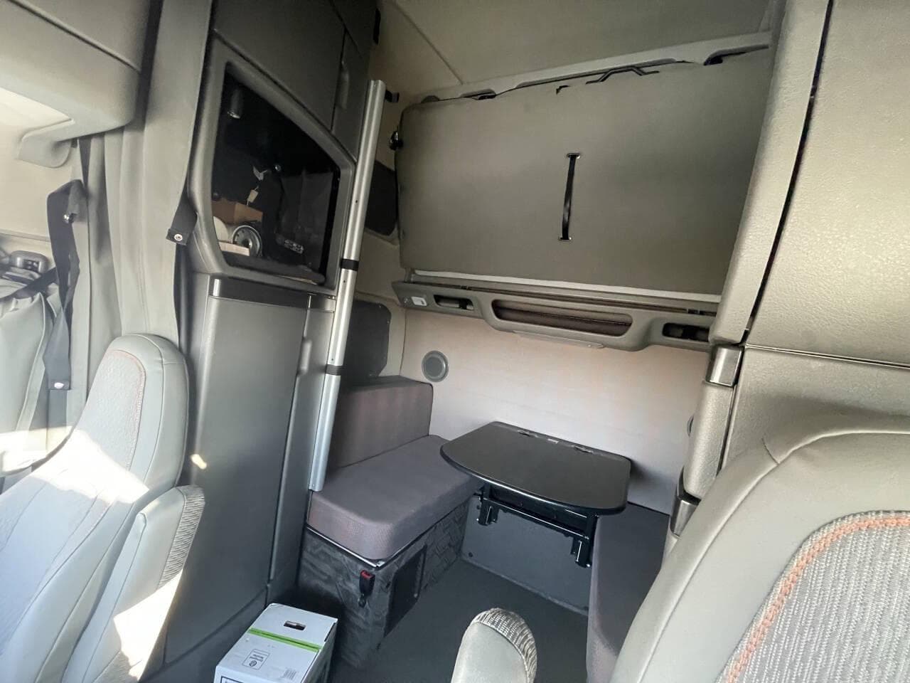 2024 Volvo VNL image 12