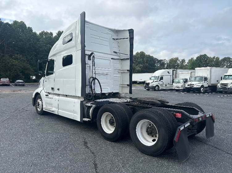 2022 Volvo VNL image 5