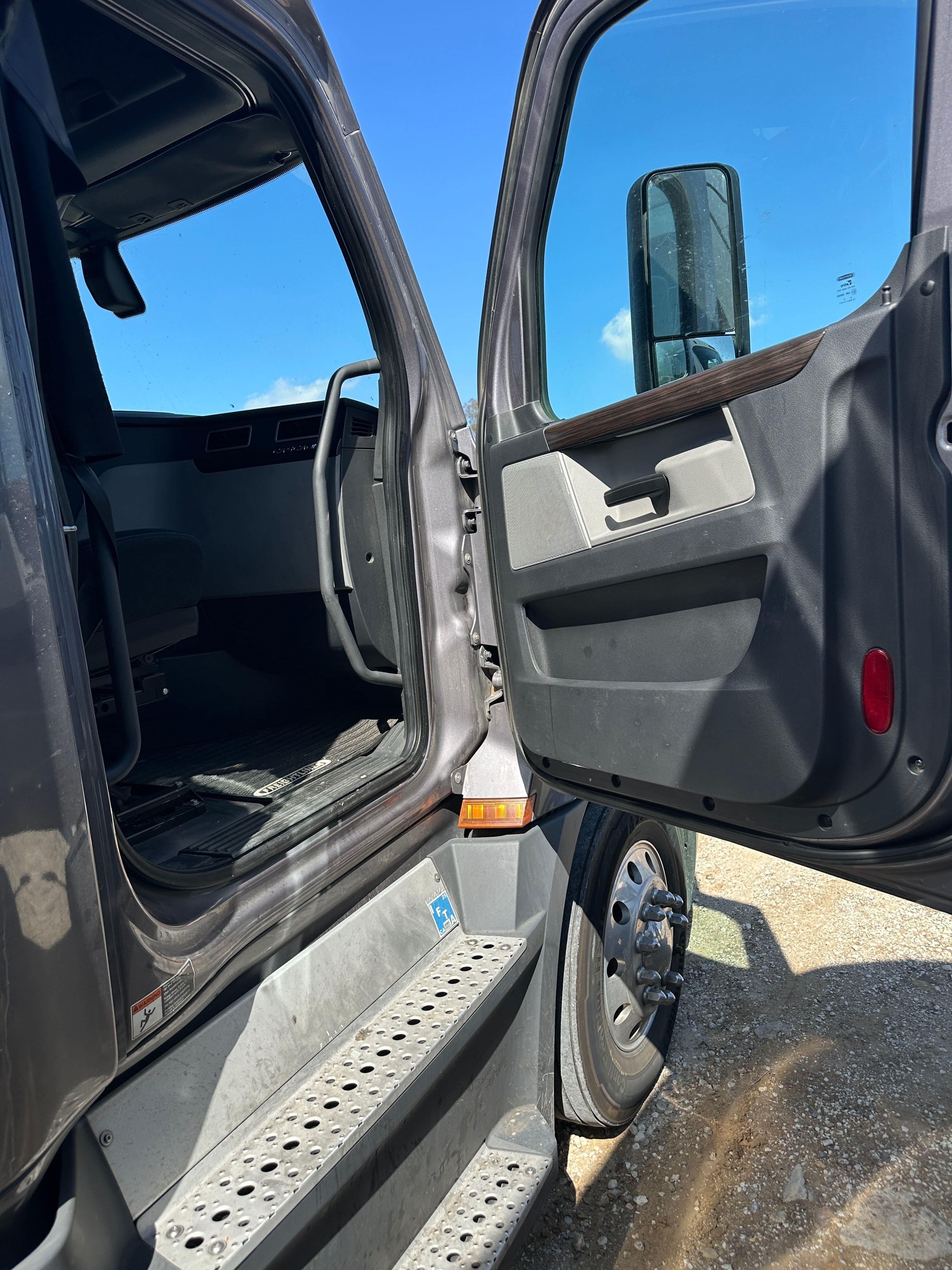 2019 Freightliner Cascadia image 2