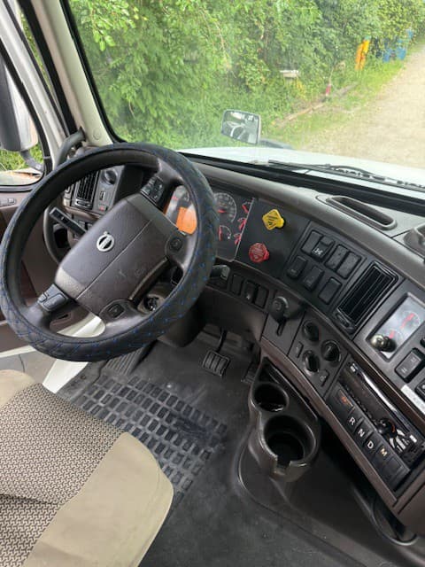 2016 Volvo VNL670 image 4