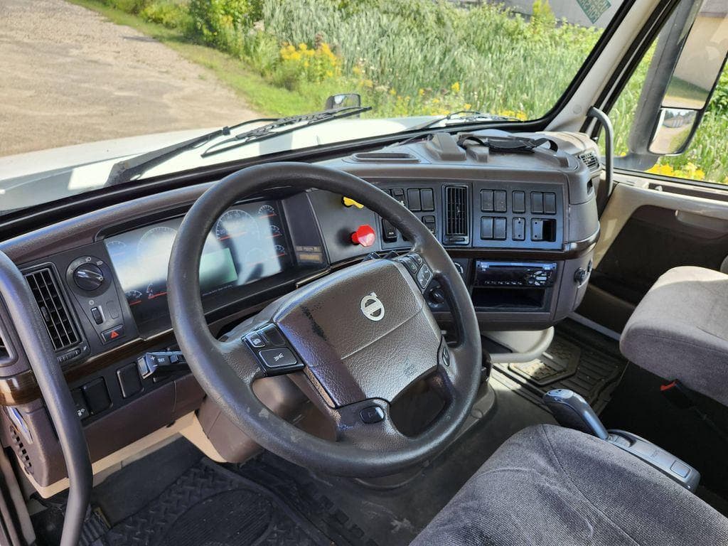 2016 Volvo VNL image 9