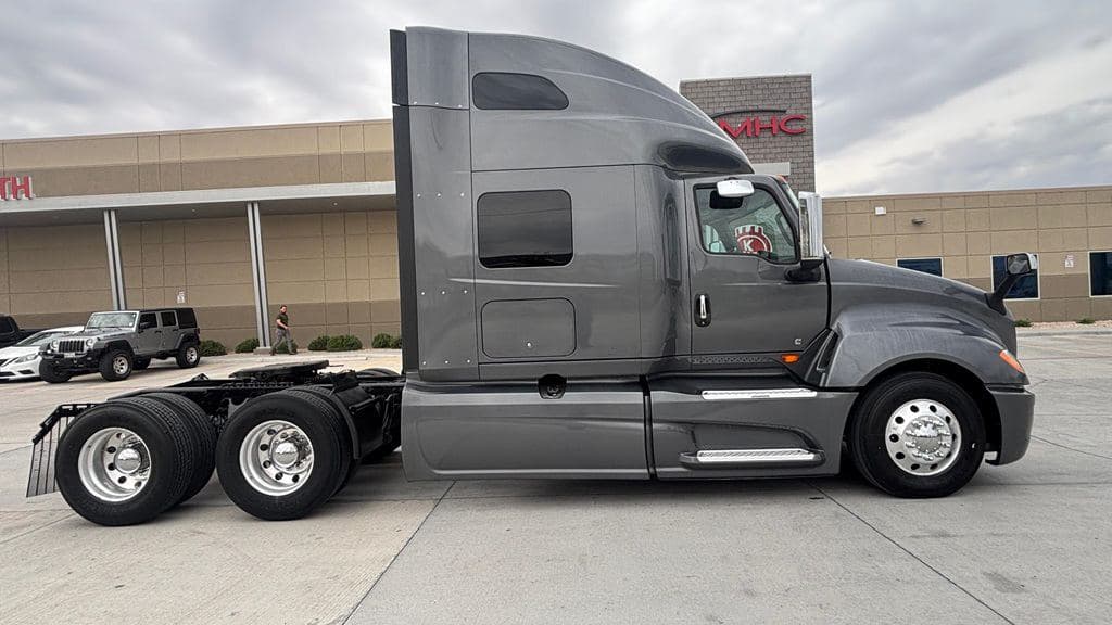 Used 2021 INTERNATIONAL LT625 image 6