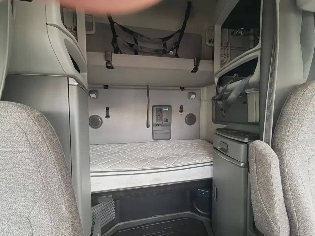 2022 Volvo VNL image 5