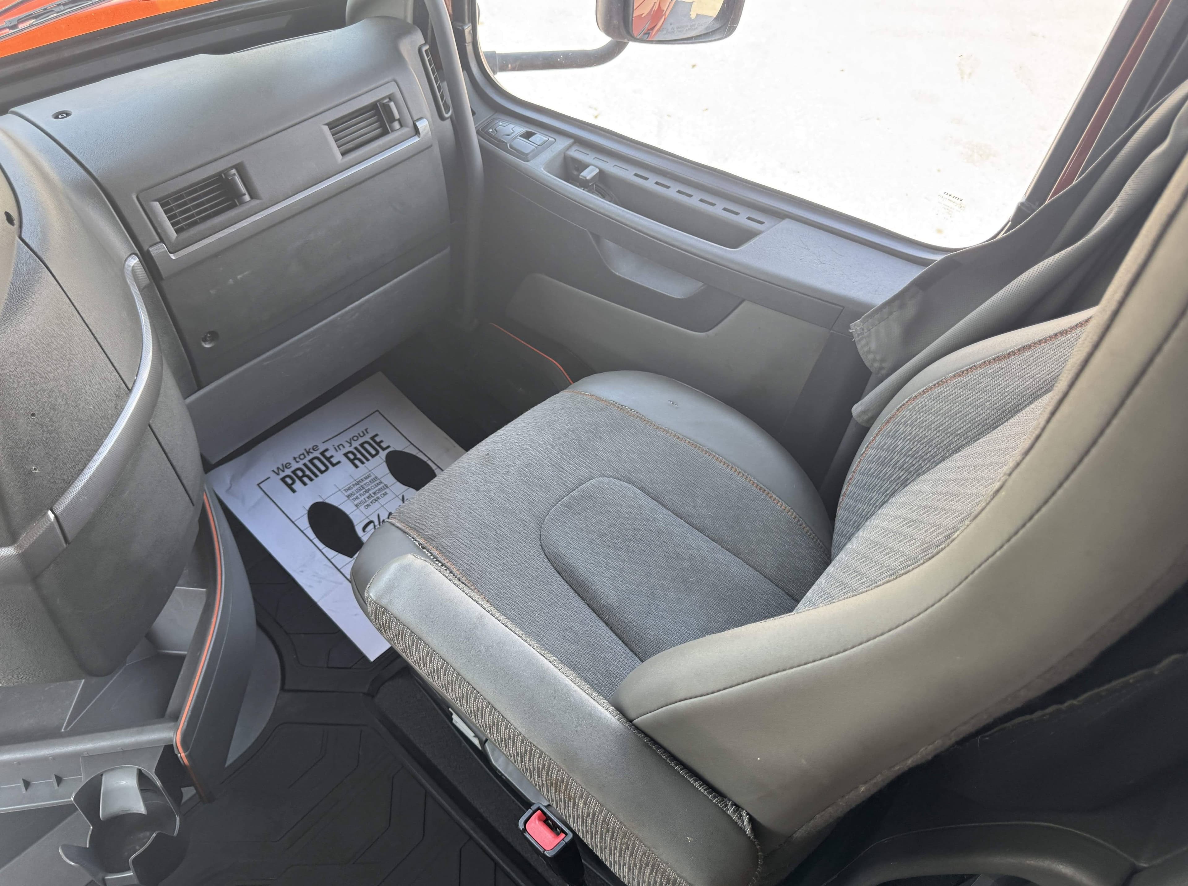 2022 Volvo VNL860 image 16