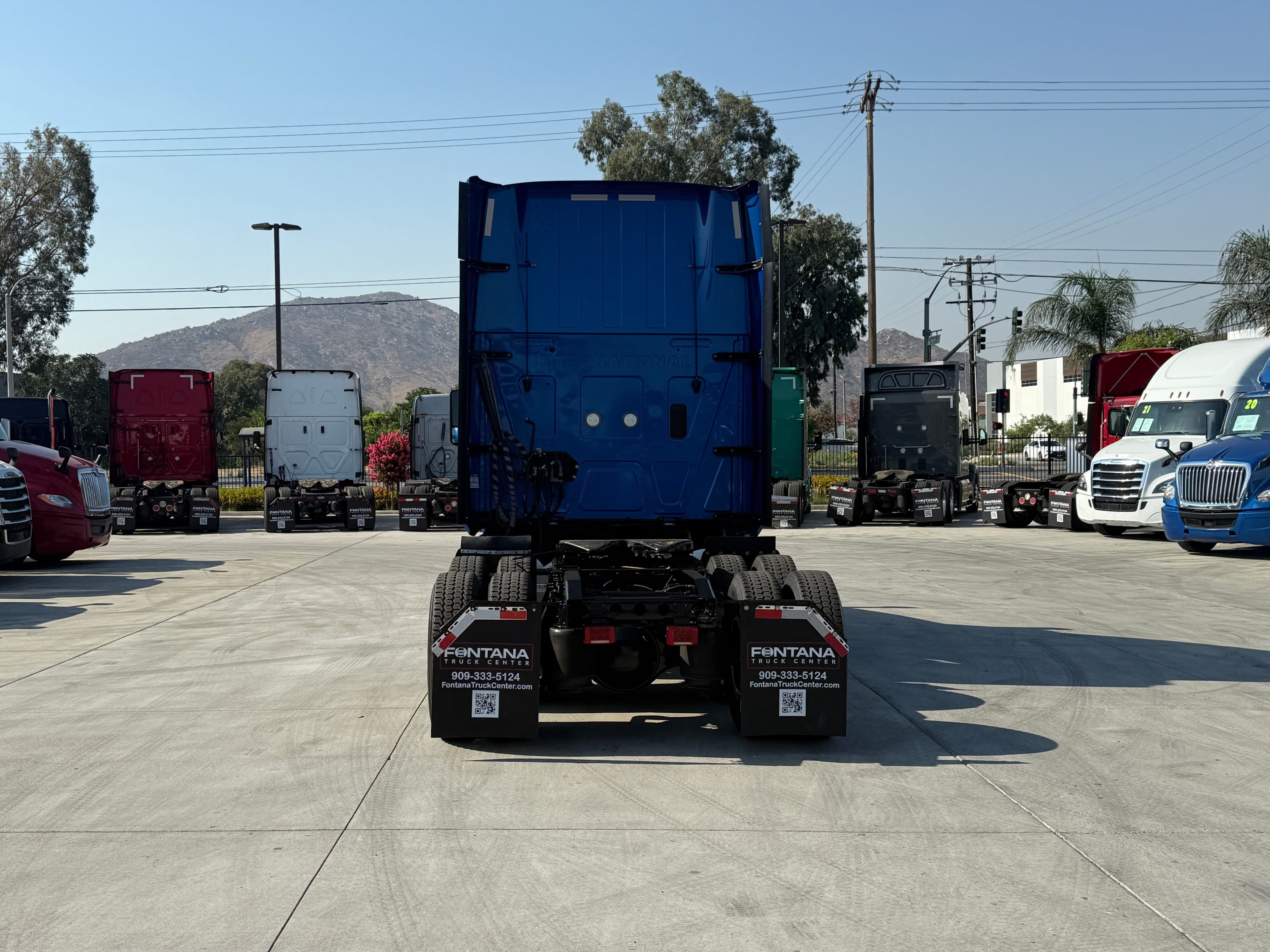 2021 International LT625 image 6