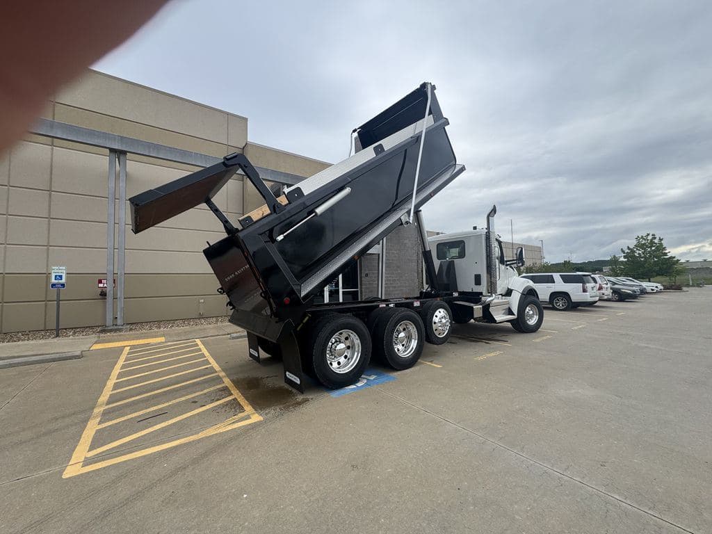 New 2026 KENWORTH T880 image 9