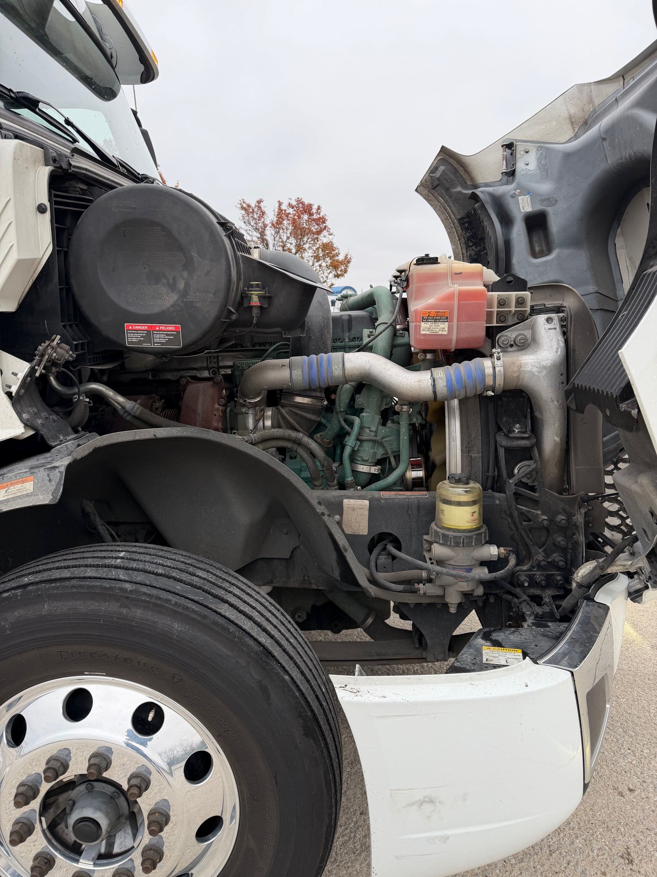 2023 Volvo VNL image 11