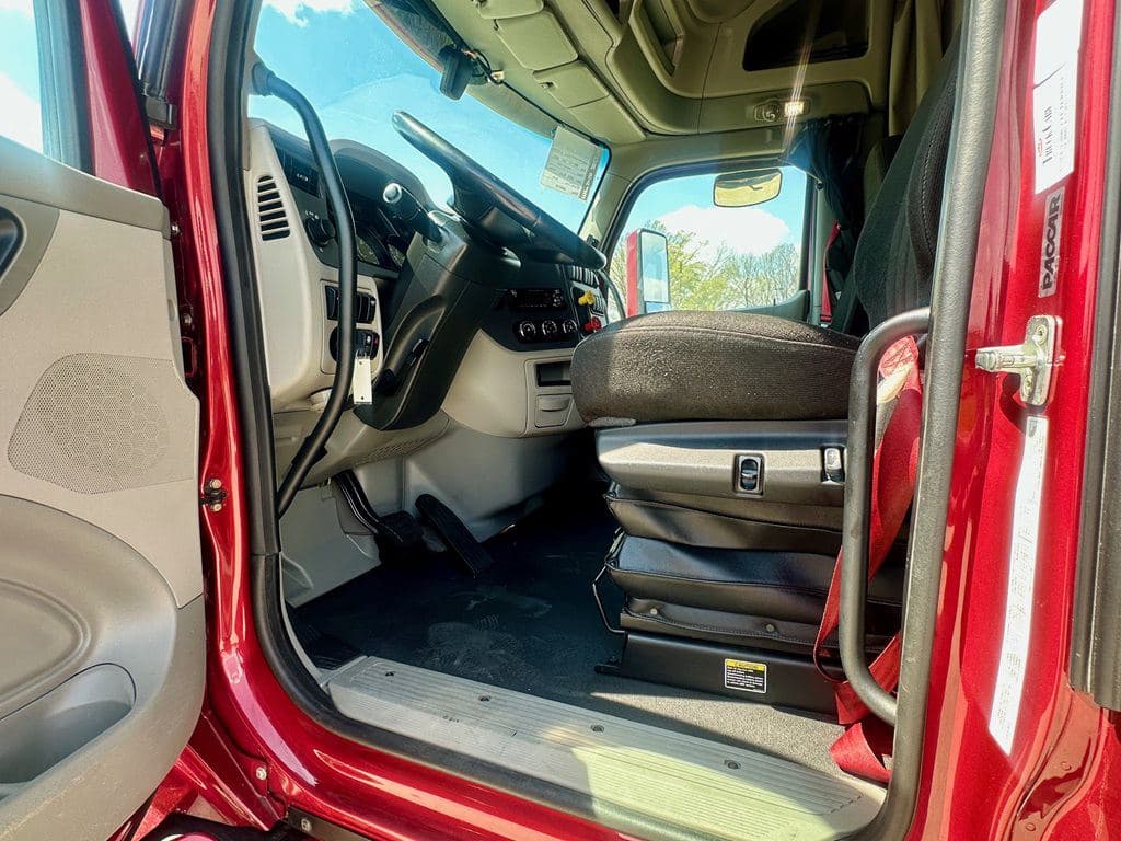 Used 2021 PETERBILT 579 image 11