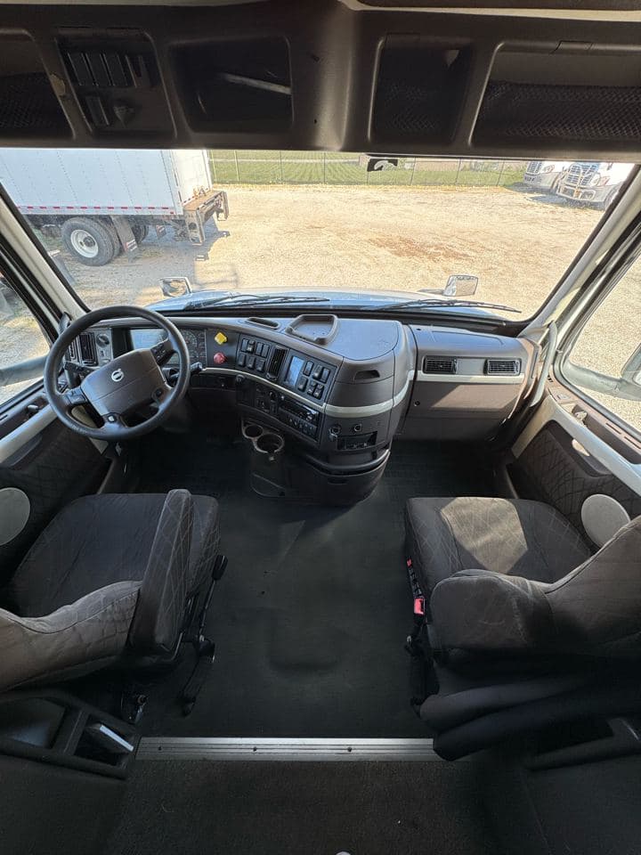 2017 Volvo VNL image 9