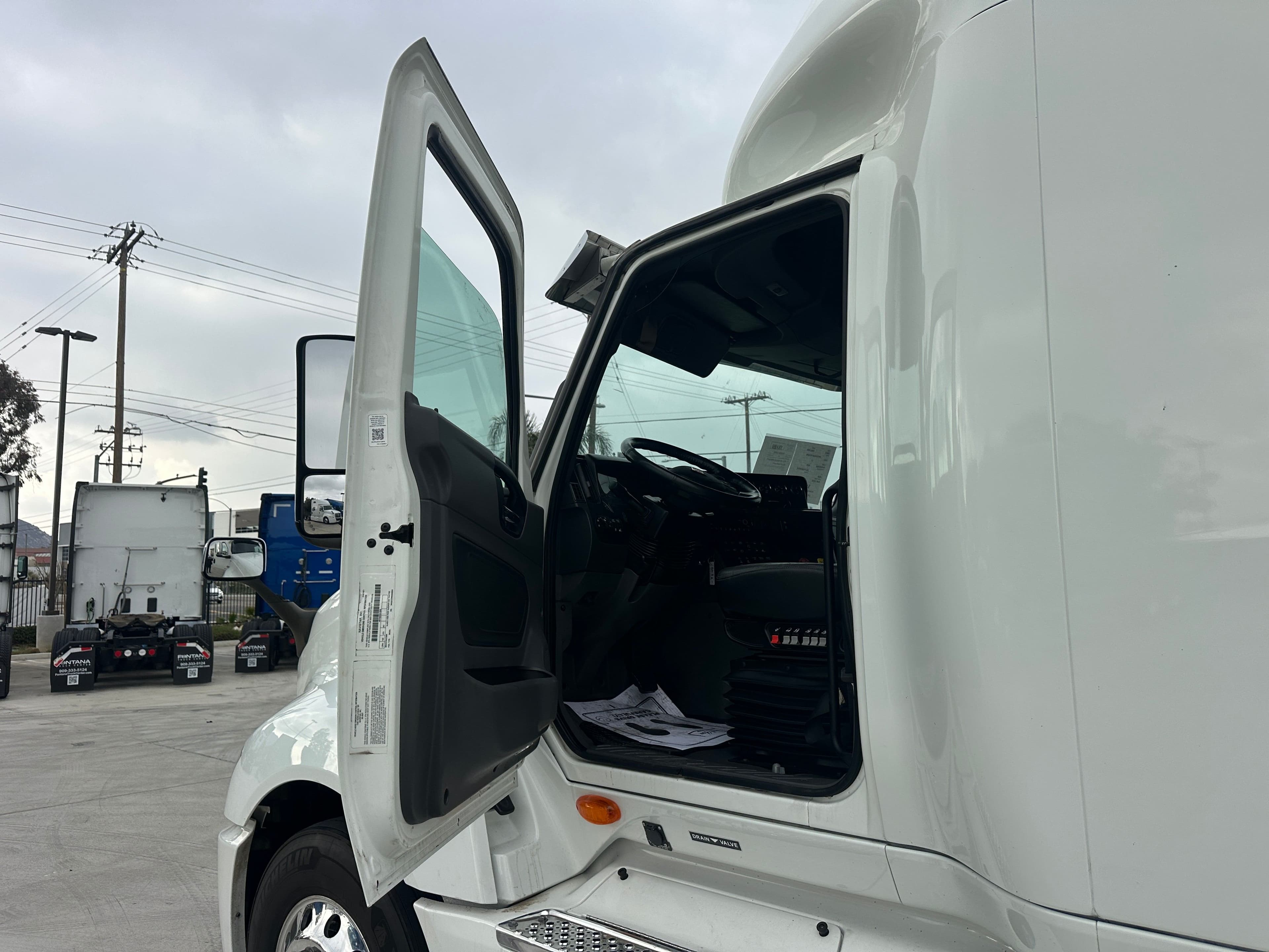 2022 International LT image 23