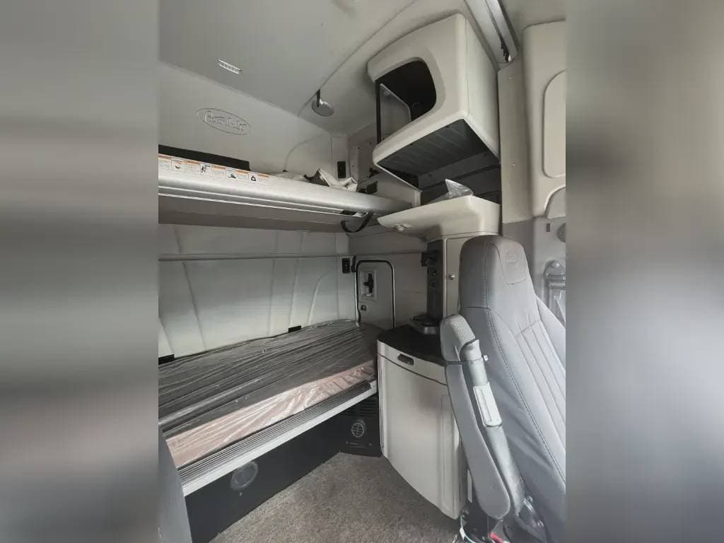 2022 Peterbilt 579 image 7