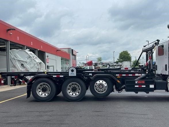 2025 Kenworth T880 image 3