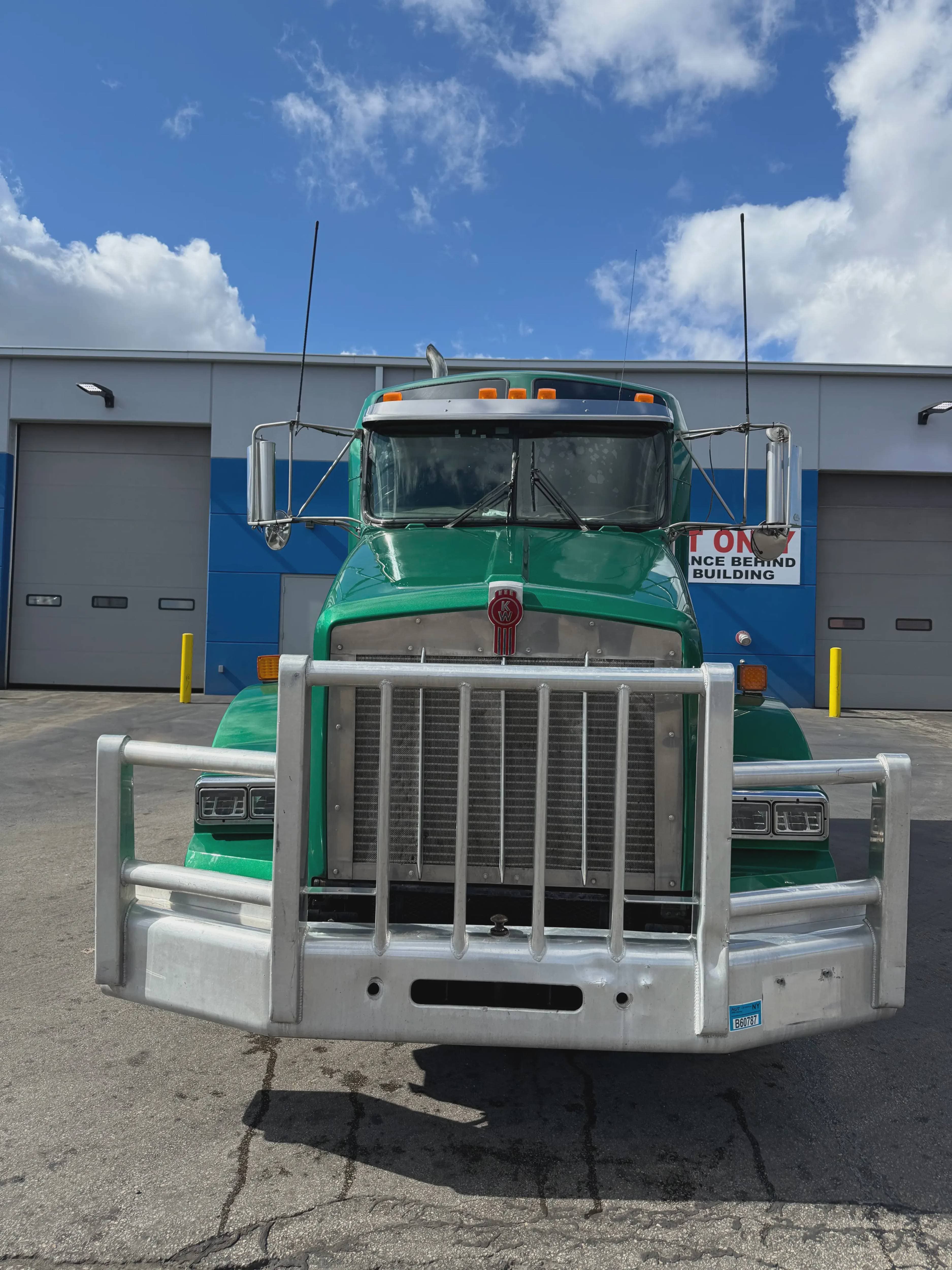 2015 Kenworth T8 Series image 3