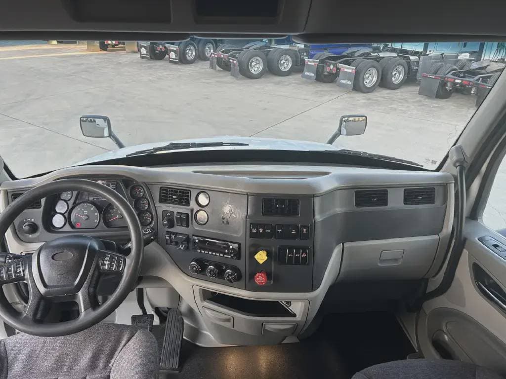 2022 Peterbilt 579 image 8